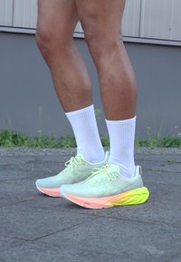 ASICS NOVABLAST 4  PARIS - Väglöparskor - neon green/orange/yellow