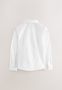 Chemise blanche à manches longues avec un col classique, des poignets à boutons et une texture de tissu lisse. Le dos présente un design simple et ajusté.