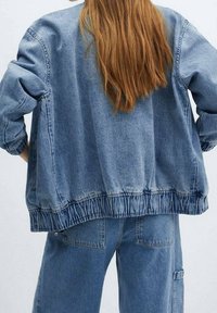 Leren spijkerjack in lichtblauw met elastische zoom, verlaagde schouders en een ontspannen pasvorm. Heeft zichtbaar stiksel en geribbelde manchetten.