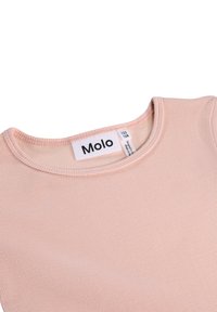 Vaaleanpunainen ribbitekstuuri T-paita pyöreällä kaula-aukolla. Siinä on "Molo"-merkki ja kokolaput. Pehmeä tekstuuri ja muotoiltu malli.