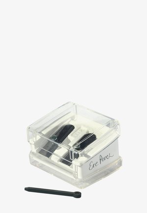 Dobbelthulsblyantspidser med gennemsigtig plastkasse og sort håndsving placeret ved siden af på en hvid baggrund.