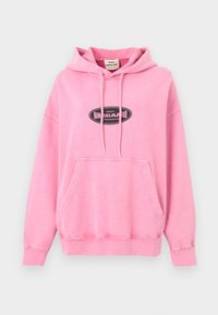 Ροζ φούτερ με κουκούλα από μαλακό βαμβάκι με μπροστινή τσέπη καγκουρό. Διαθέτει μαύρο οβάλ λογότυπο στο στήθος και κουκούλα με κορδόνια.