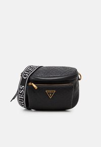 Černá crossbody taška s raženým vzorem a zlatými detaily. Obsahuje zipovou přední kapsu a nastavitelný popruh s logem. Obroušený tvar.