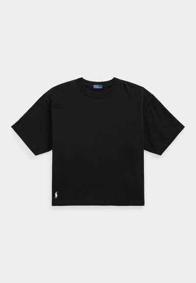 Must lühikeste varrukatega ümara kaelusega t-särk, mille alumise ääre lähedal on väike valge tikandiga logo ühtlasel taustal.