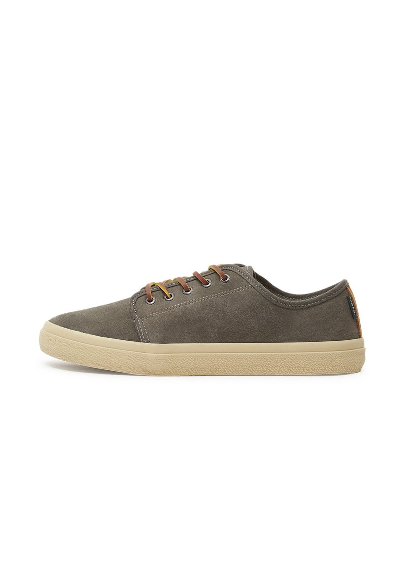Sneaker in suede grigio con punta arrotondata, suola in gomma beige e lacci multicolore. Design minimalista con dettagli di cucitura e un'etichetta con il logo.