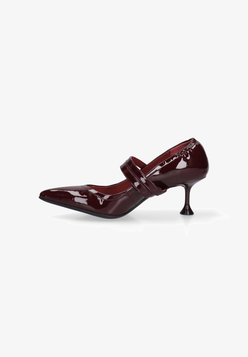 Escarpin en cuir verni bordeaux avec un bout pointu, deux lanières croisées et un design de talon fin et unique. Fini lisse et brillant.