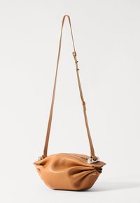 Bonastre BON BON UNISEX - Soma ar siksnu pāri ķermenim - shiny camel