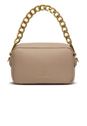 Borsa a mano in pelle beige con finitura testurizzata, forma rettangolare e tracolla in catena dorata chunky. Presenta un dettaglio del logo sul davanti.