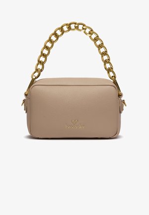 Borsa a mano in pelle beige con finitura testurizzata, forma rettangolare e tracolla in catena dorata chunky. Presenta un dettaglio del logo sul davanti.