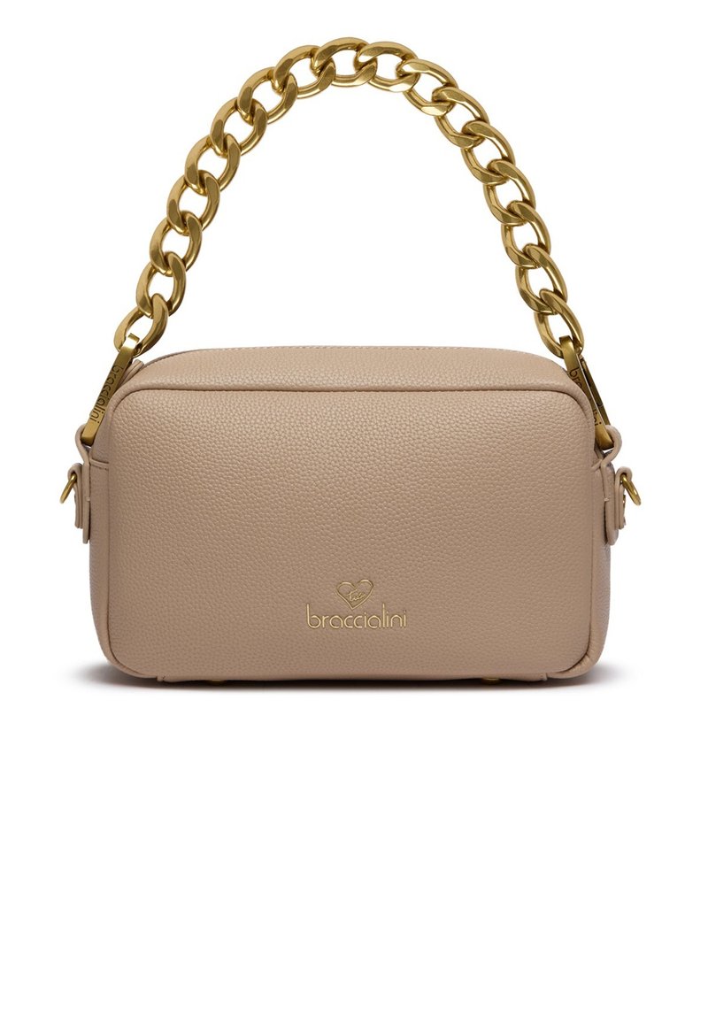 Borsa a mano in pelle beige con finitura testurizzata, forma rettangolare e tracolla in catena dorata chunky. Presenta un dettaglio del logo sul davanti.