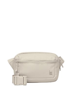 Beige rechteckige Gürteltasche mit Frontreißverschlusstasche, verstellbarem Riemen, seitlicher Schnalle und "GOT BAG."-Logo vorne unten rechts.