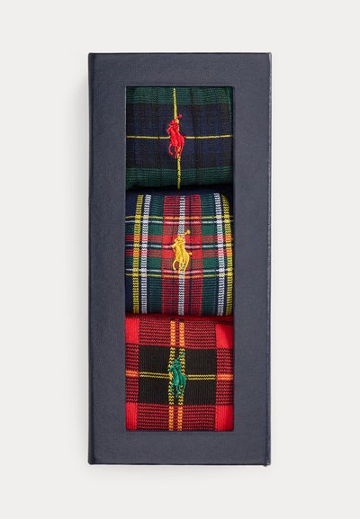 Tre rutete sokker i en gaveeske: mørkegrønn med rød ponni, rød og svart med grønn ponni, og marineblå med gult mønster. Teksturert stoff.