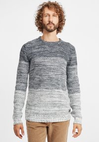 Gestrickter Pullover in Farbverlauf von Marineblau bis Weiß, mit Rundhalsausschnitt, langen Ärmeln und gerippten Bündchen sowie Saum. Texturiertes Muster über das gesamte Design.