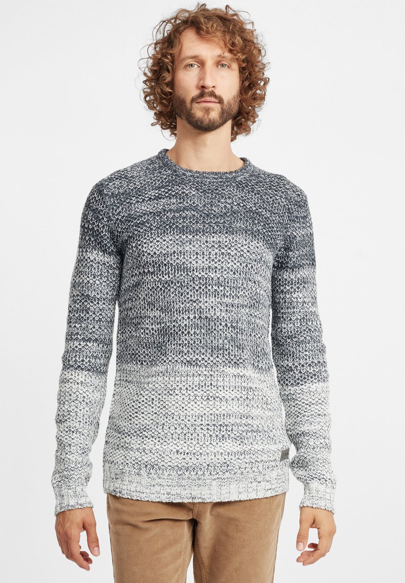 Gestrickter Pullover in Farbverlauf von Marineblau bis Weiß, mit Rundhalsausschnitt, langen Ärmeln und gerippten Bündchen sowie Saum. Texturiertes Muster über das gesamte Design.