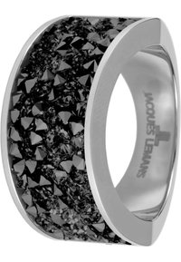 Ring mit schwarzem Kristallakzent und mutigem, flachem Design. Der silberfarbene Metallring weist eine Textur aus facettierten schwarzen Steinen auf.