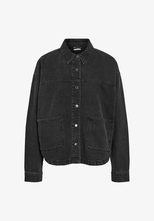 Svart denimjakke med knapper foran, spiss krage og to store lommer foran. Har en avslappet passform og synlige sømdetaljer.