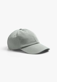 Lys grøn bomulds baseball cap med en buet skygge, seks-panelet design og broderet logo på forsiden. Blød tekstur med syningsdetaljer.