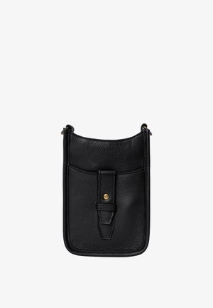 Černá kožená pouzdro na telefon s texturovaným povrchem, vybavené přední kapsou, pásem se zapínáním na cvok a akcenty ze zlatého kovu.