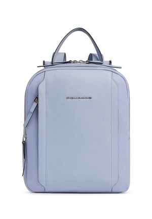 Zaino rettangolare azzurro chiaro con manico superiore, tasca frontale con zip e logo del marchio argentato al centro del pannello frontale liscio.