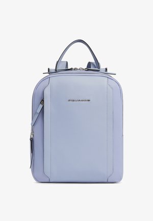 Hellblauer, rechteckiger Rucksack mit obenliegendem Griff, vorderer Reißverschlusstasche und silbernem Markenlogo, das mittig auf der glatten Vorderseite platziert ist.