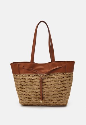 Braune Leder- und geflochtene Strohtasche mit zwei Schulterriemen und einem Lederbindedetail vorne.