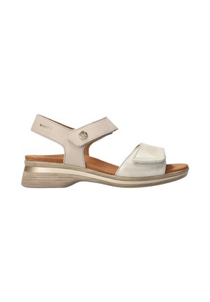 Sandale beige à bout ouvert avec brides réglables en Velcro, petit talon compensé et semelle intérieure rembourrée pour plus de confort et de soutien.