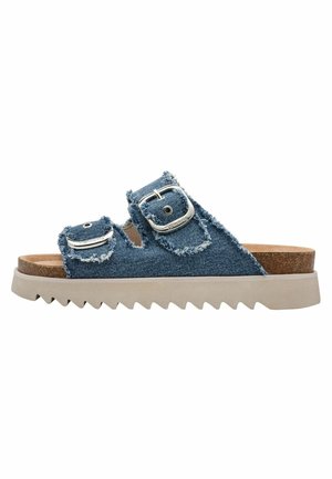 Sandales à enfiler en denim avec deux boucles réglables, bords effilochés et semelle en caoutchouc de couleur claire avec un motif en zigzag.