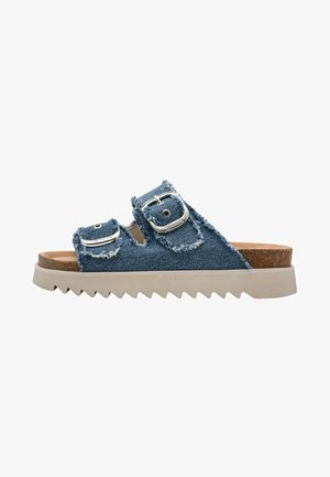Sandales à enfiler en denim avec deux boucles réglables, bords effilochés et semelle en caoutchouc de couleur claire avec un motif en zigzag.