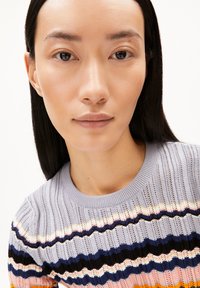 Gestreifter, leichter Strickpullover in Lavendel mit wellenförmigen Mustern in Marineblau, Schwarz, Pink und Orange. Verfügt über einen runden Halsausschnitt und einen strukturierten Stoff.