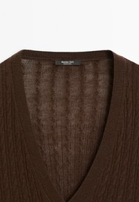 Brun strikket cardigan med V-udskæring, der har et struktureret kabelmønster og ribbede kanter. Mærket læser "Massimo Dutti."
