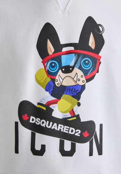Weißer Sweatshirt mit einem Cartoon-Hund in Skiausrüstung und blauen sowie roten Akzenten. Der Text am unteren Rand lautet "DSQUARED2 ICON" mit einem Detail der kanadischen Flagge.