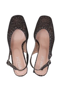 Czarne skórzane buty typu slingback z perforowanym wzorem, kwadratowym noskiem i beżową wkładką. Regulowany pasek z klamrą na kostce.