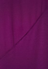 Lila tyg med en slät textur och en lätt lyster, med en diagonalt sömdetalj som skapar visuell intresse.