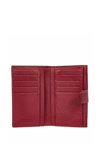 Portefeuille en cuir rouge avec une finition texturée, comportant plusieurs emplacements pour cartes, une fermeture à rabat sécurisée et un intérieur lisse.