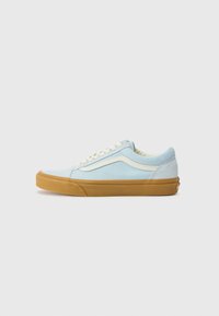 Unselected, light blue/gum