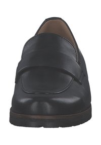 Scarpa slip-on in pelle nera con punta arrotondata, ampia fascia e finitura texturizzata, caratterizzata da una suola bassa e robusta. Progettata per comfort e facilità d'uso.