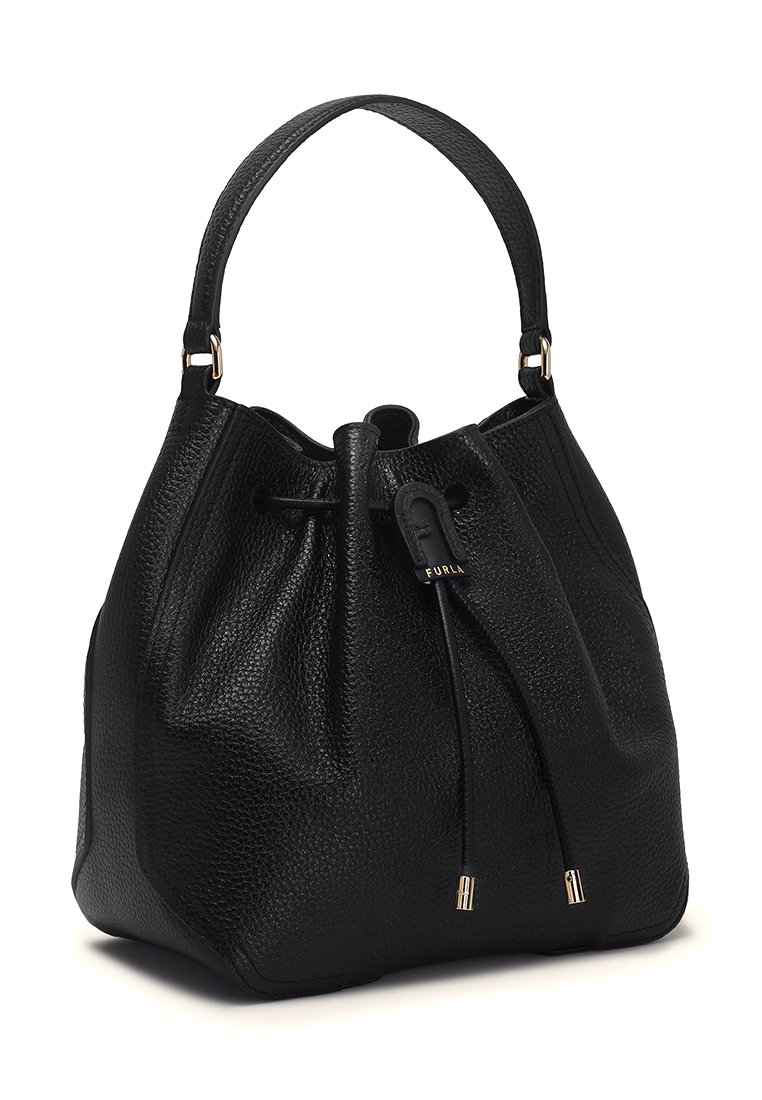 Borsa a secchiello in pelle nera con finitura testurizzata, chiusura con coulisse e accenti in tonalità oro. Caratterizzata da un'unica maniglia arrotondata.
