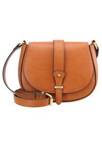 Brązowa skórzana torba typu crossbody z zaokrągloną klapą, złotymi akcentami, regulowanym paskiem i subtelnymi detalami przeszycia wzdłuż brzegów.