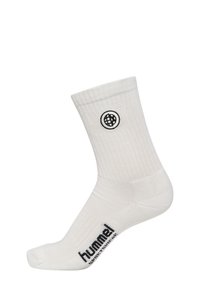 Hvide bomuldssokker med ribbet tekstur, der har et sort rundt logo og ordet "hummel" i sort langs bunden.