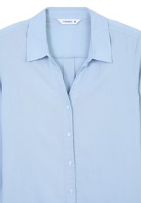Camicia button-up azzurro chiaro con collo classico. Realizzata in tessuto morbido, presenta un dettaglio plissettato sul retro e piccoli bottoni.