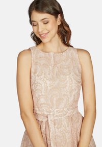 Spitzenkleid in sanftem Rosa mit tailliertem Oberteil, rundem Halsausschnitt und einem taillierten Bund. Verfügt über komplexe florale Spitzenmuster.