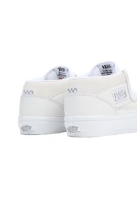 Scarpe da skate White Vans Half Cab in una combinazione di suede e pelle, con dettagli a scacchi e suola piatta in gomma.