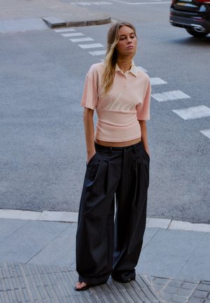 Bershka, PRINTED WAIST-DETAIL SHORT SLEEVE - POLO SHIRT - Polokošeľa - light pink
