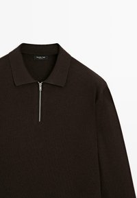 Dunkelbrauner, langärmliger Strickpullover mit Kragen und silbernem Reißverschluss bis zur Mitte der Vorderseite.