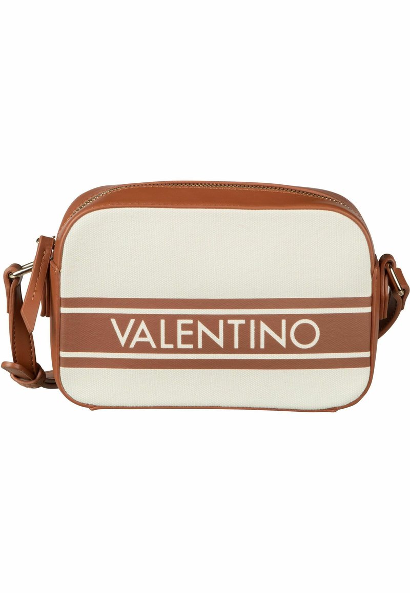 Plátěná crossbody taška s hnědými koženými detaily, krémovým tělem a logem "VALENTINO" v tučném písmu, s zipovým uzávěrem a nastavitelným popruhem.