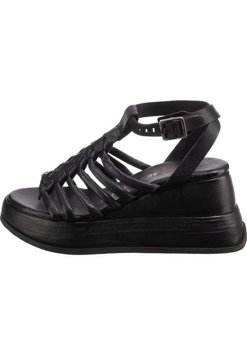 Černé kožené sandály na klínovém podpatku s několika křížovými pásky, polstrovanou platformou a nastavitelným páskem kolem kotníku s kovovou sponou.