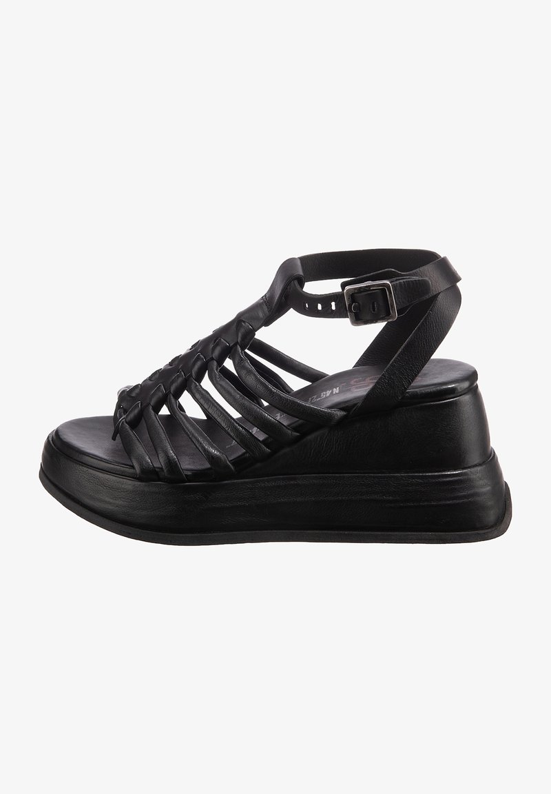 Černé kožené sandály na klínovém podpatku s několika křížovými pásky, polstrovanou platformou a nastavitelným páskem kolem kotníku s kovovou sponou.