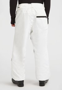 Pantalones de nieve blancos con un bolsillo con cremallera en la parte trasera y un corte holgado. Hechos de un tejido texturizado, cuentan con dos ventilaciones laterales con cremallera y acentos en negro.