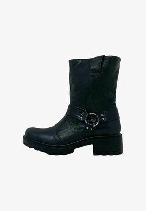 Stivale alla caviglia in pelle nera con punta rotonda, finitura testurizzata e fascia decorativa con una fibbia metallica circolare e borchie. Suola spessa.