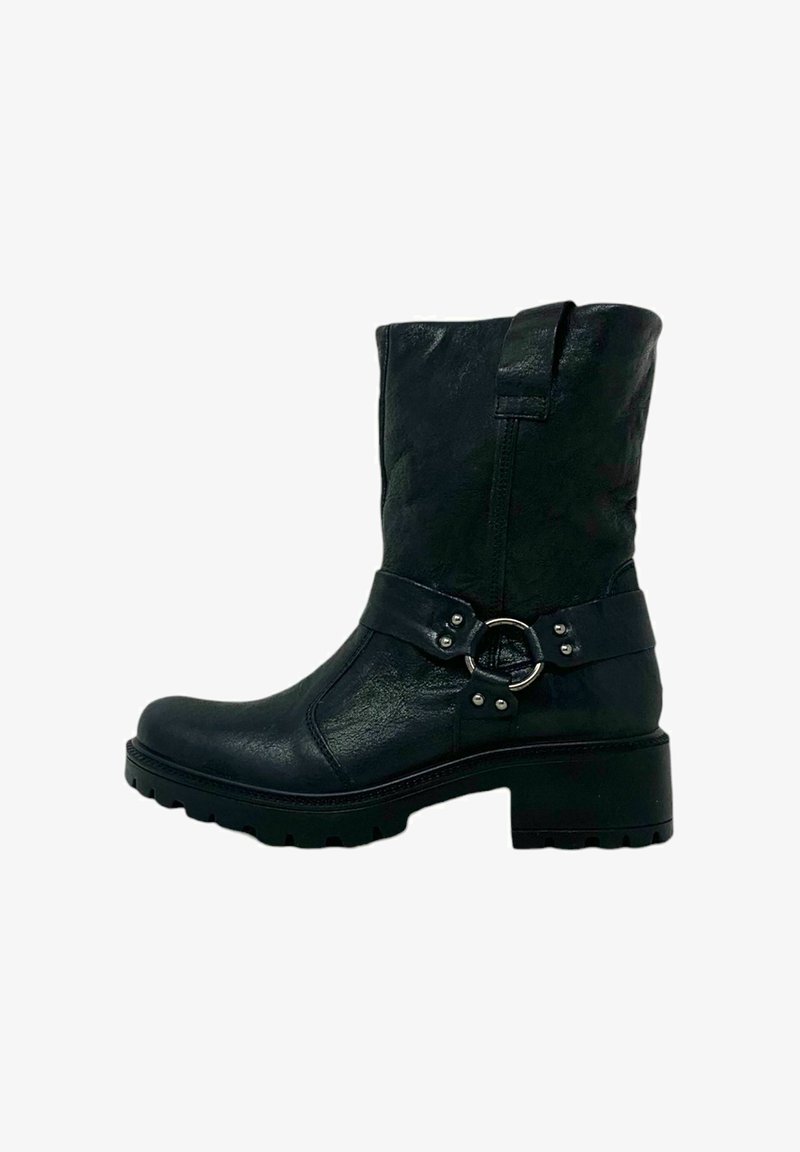 Stivale alla caviglia in pelle nera con punta rotonda, finitura testurizzata e fascia decorativa con una fibbia metallica circolare e borchie. Suola spessa.